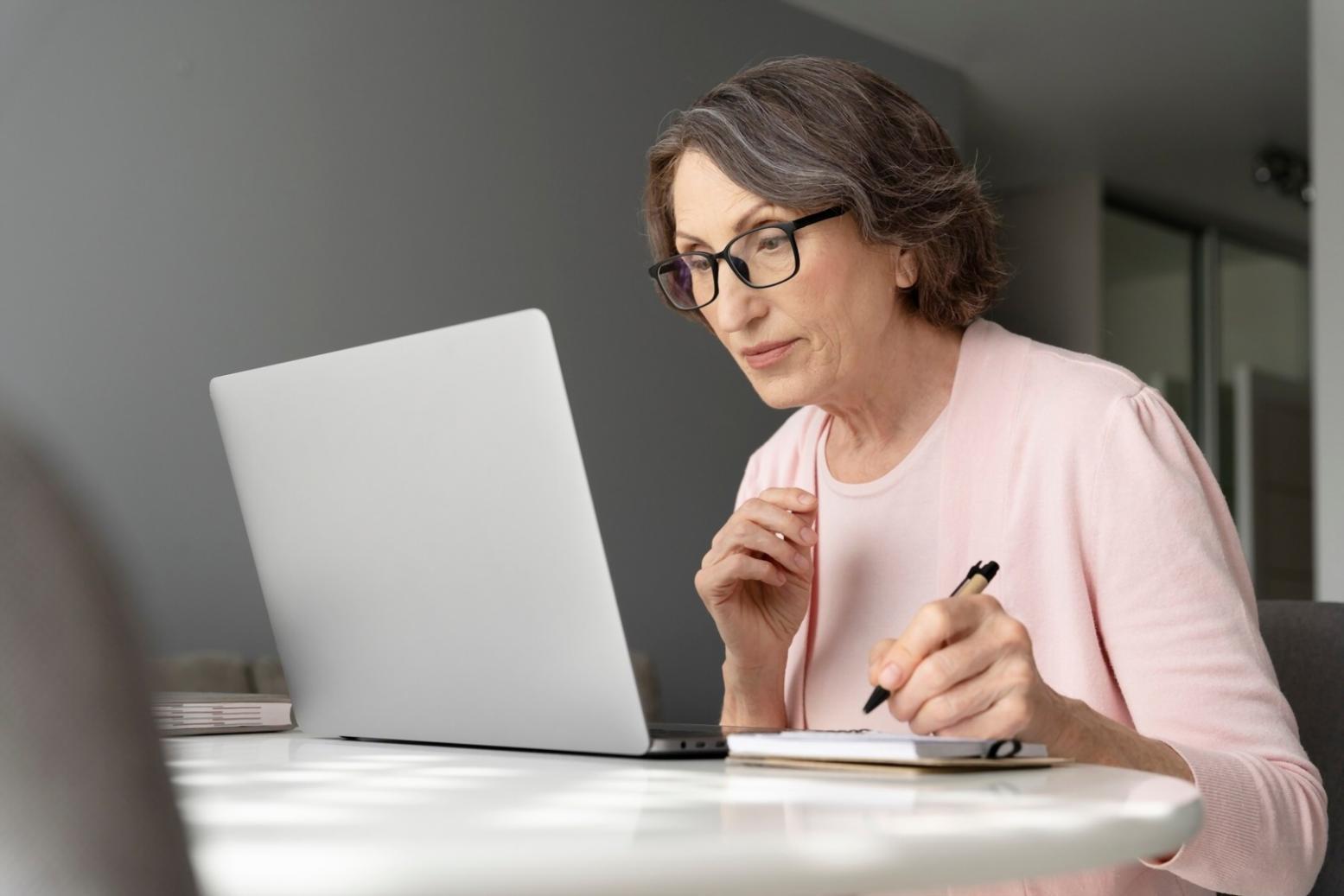 Persona revisando informes financieros en tableta digital