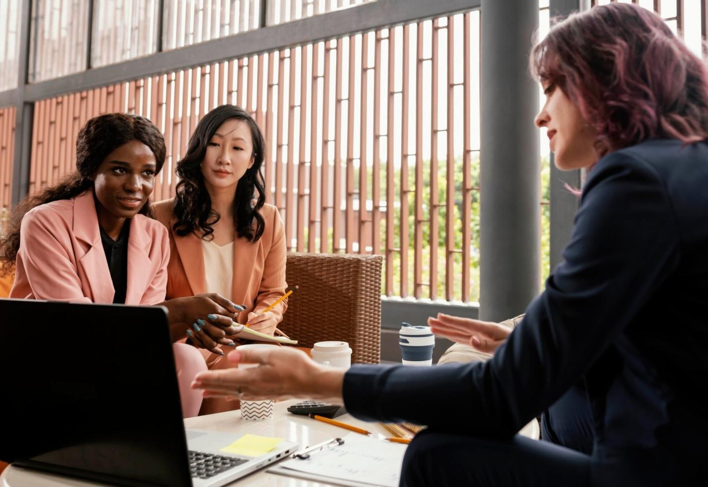 Estudiantes trabajando en análisis financiero
