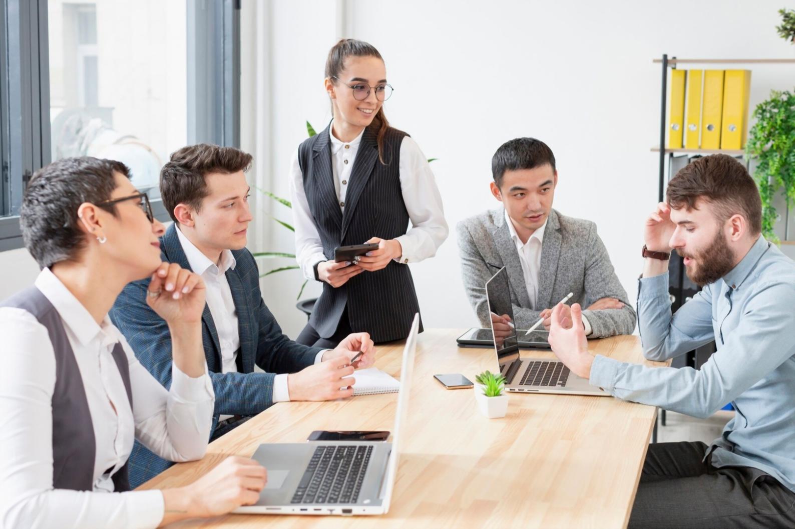 Espacio de trabajo organizado con herramientas de seguimiento financiero