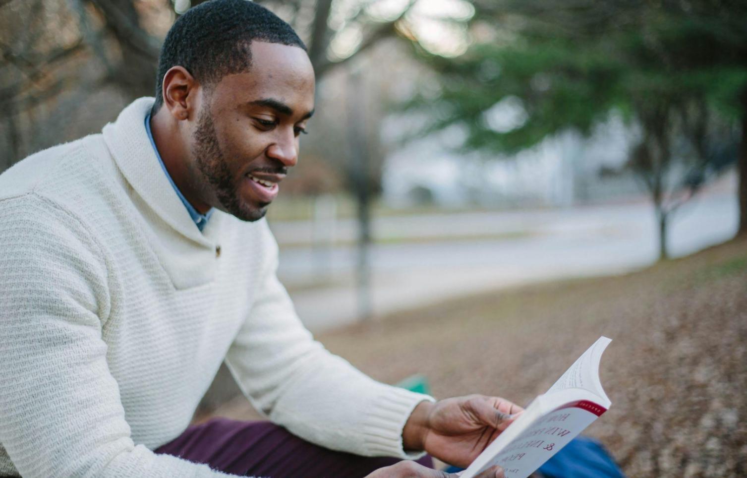 Persona revisando sus finanzas personales en una mesa con documentos y calculadora