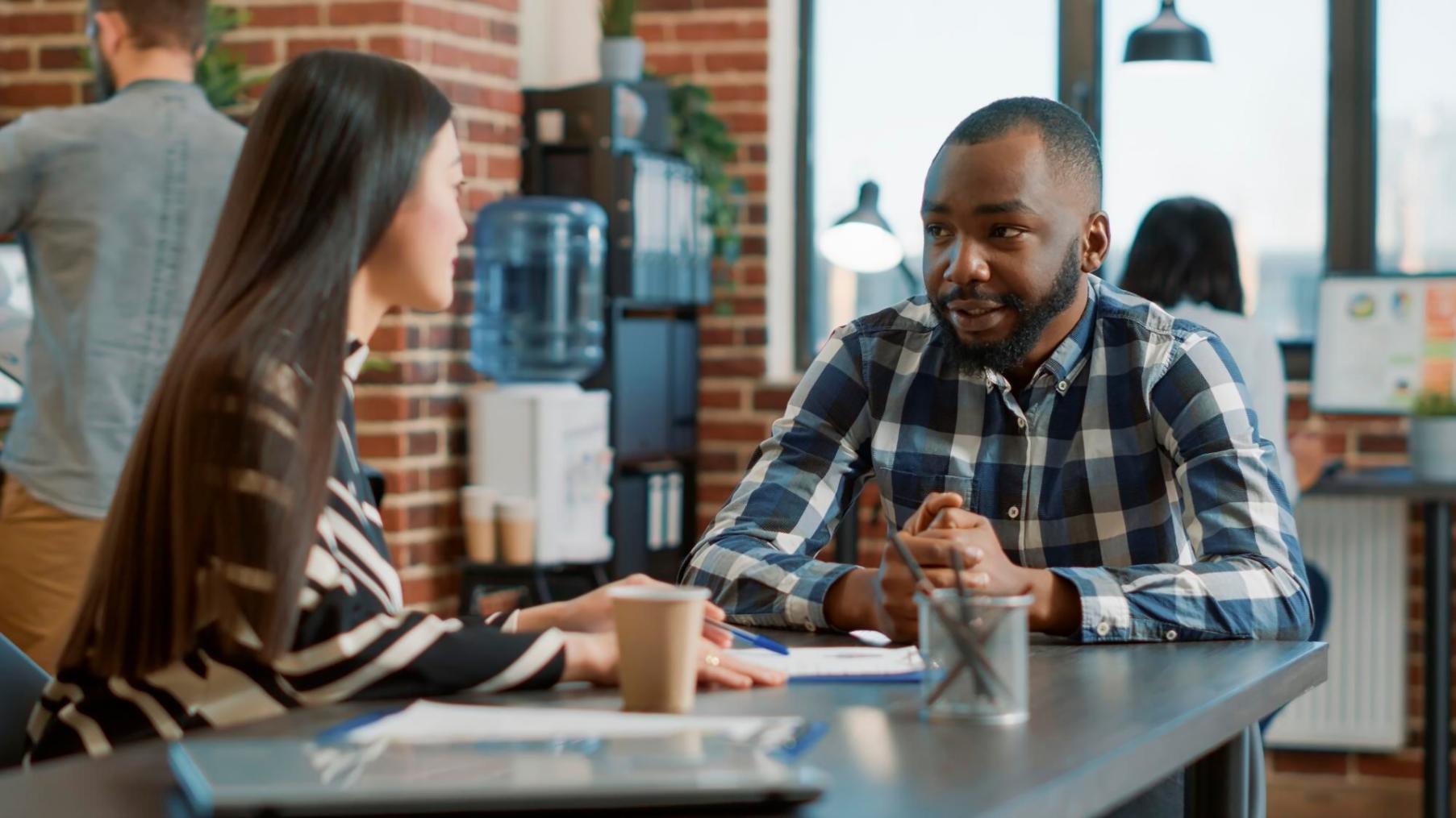 Participante revisando su progreso financiero
