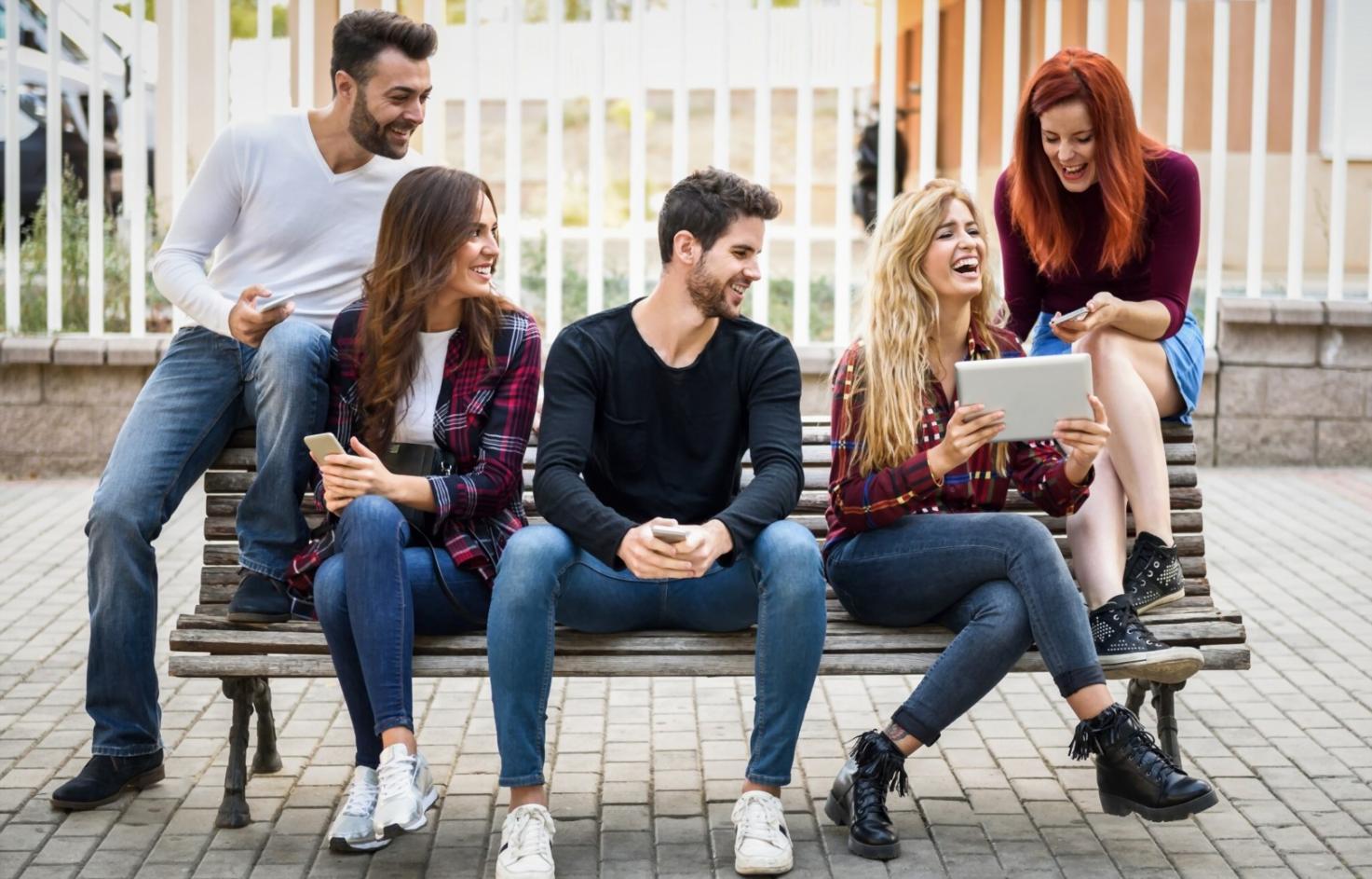 Participantes trabajando en ejercicios prácticos de gestión financiera durante una sesión del programa